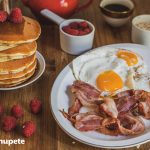 Cómo hacer un desayuno americano: pancakes, bacon y huevos