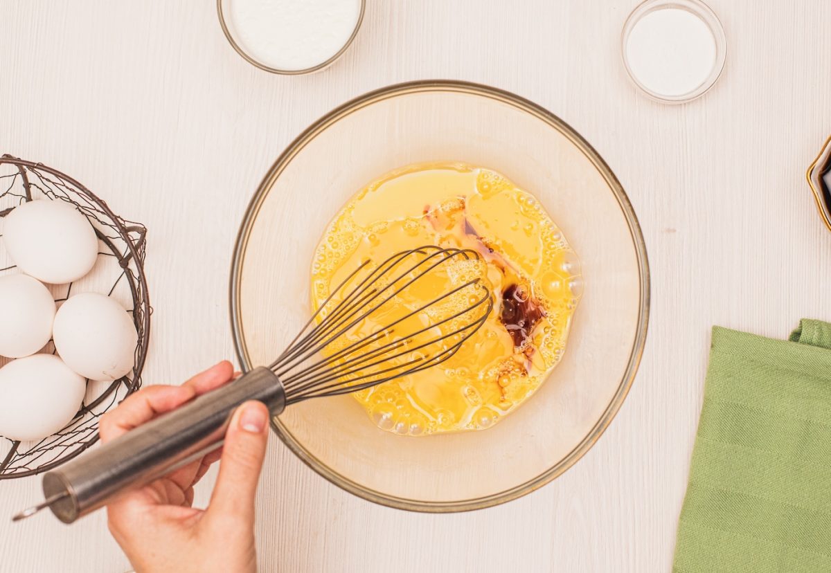 Desayuno americano con pancakes, bacon y huevos