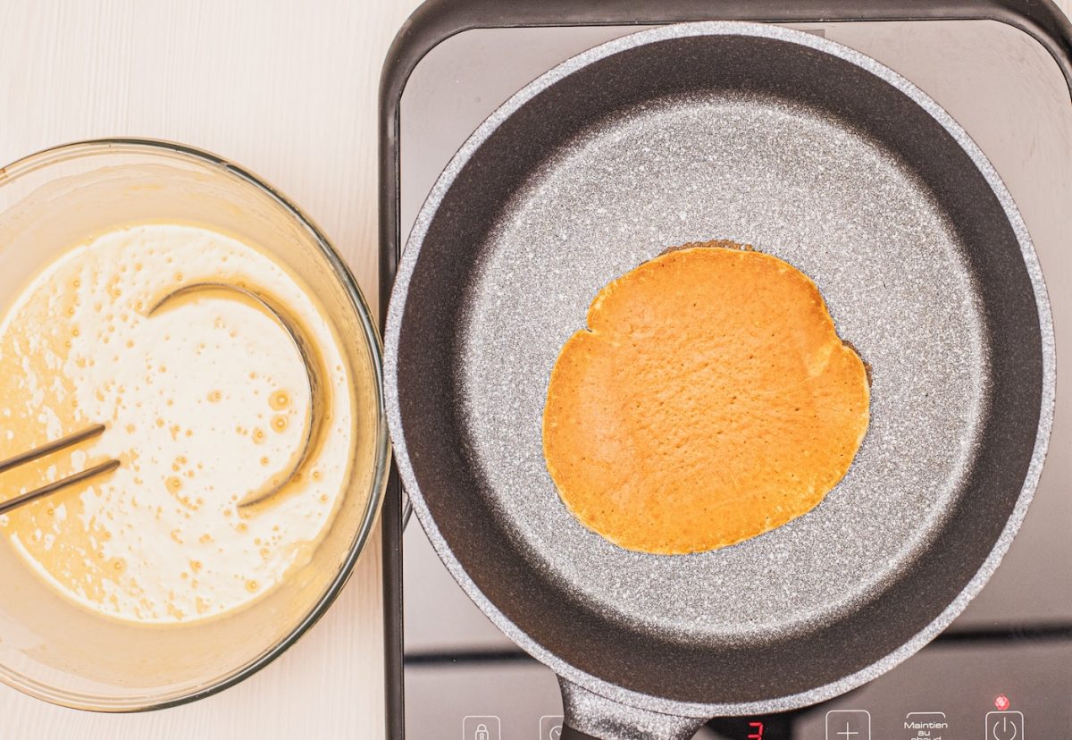Desayuno americano con pancakes, bacon y huevos