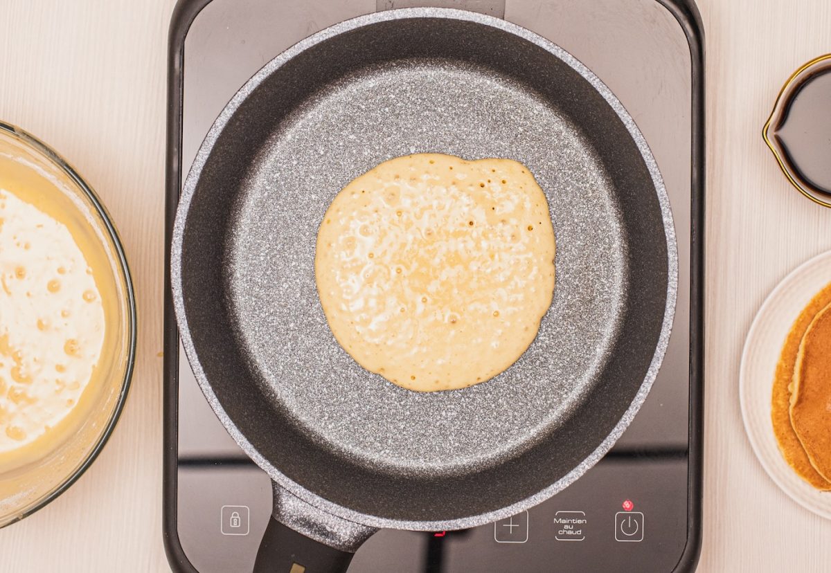Desayuno americano con pancakes, bacon y huevos