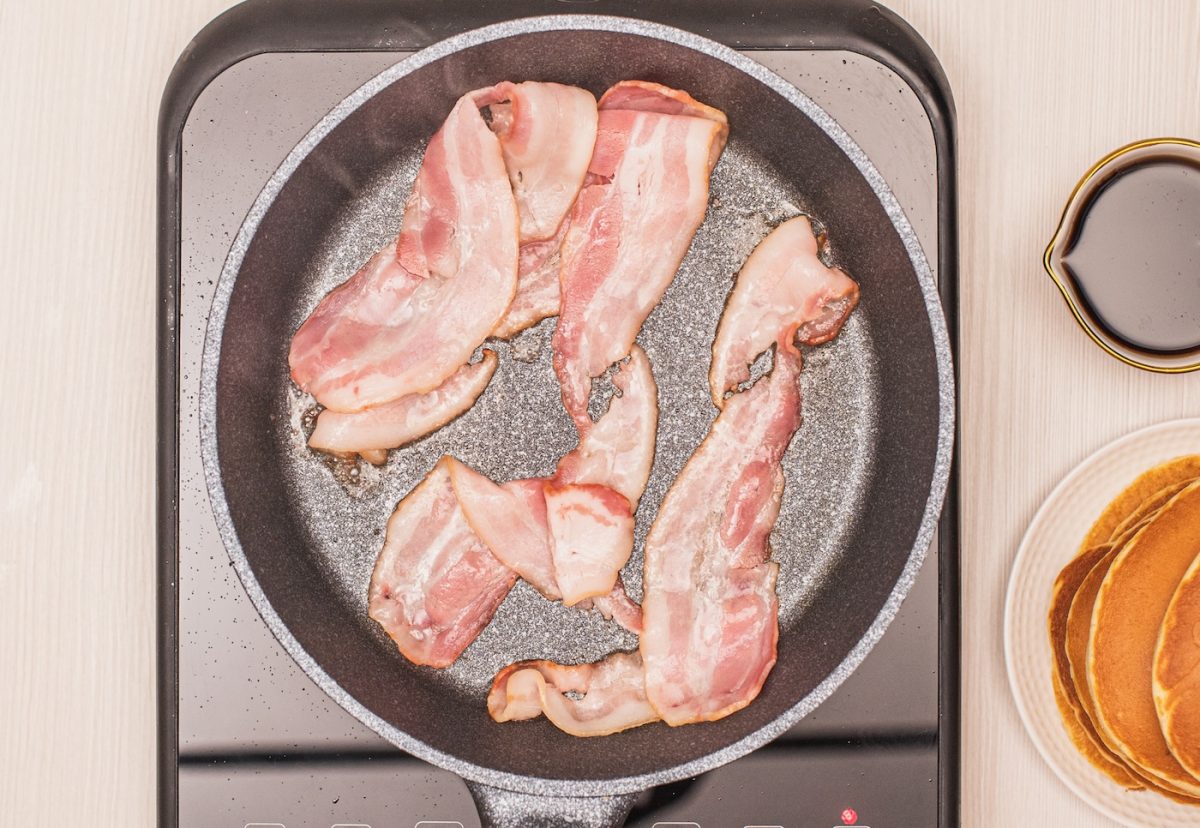 Desayuno americano con pancakes, bacon y huevos