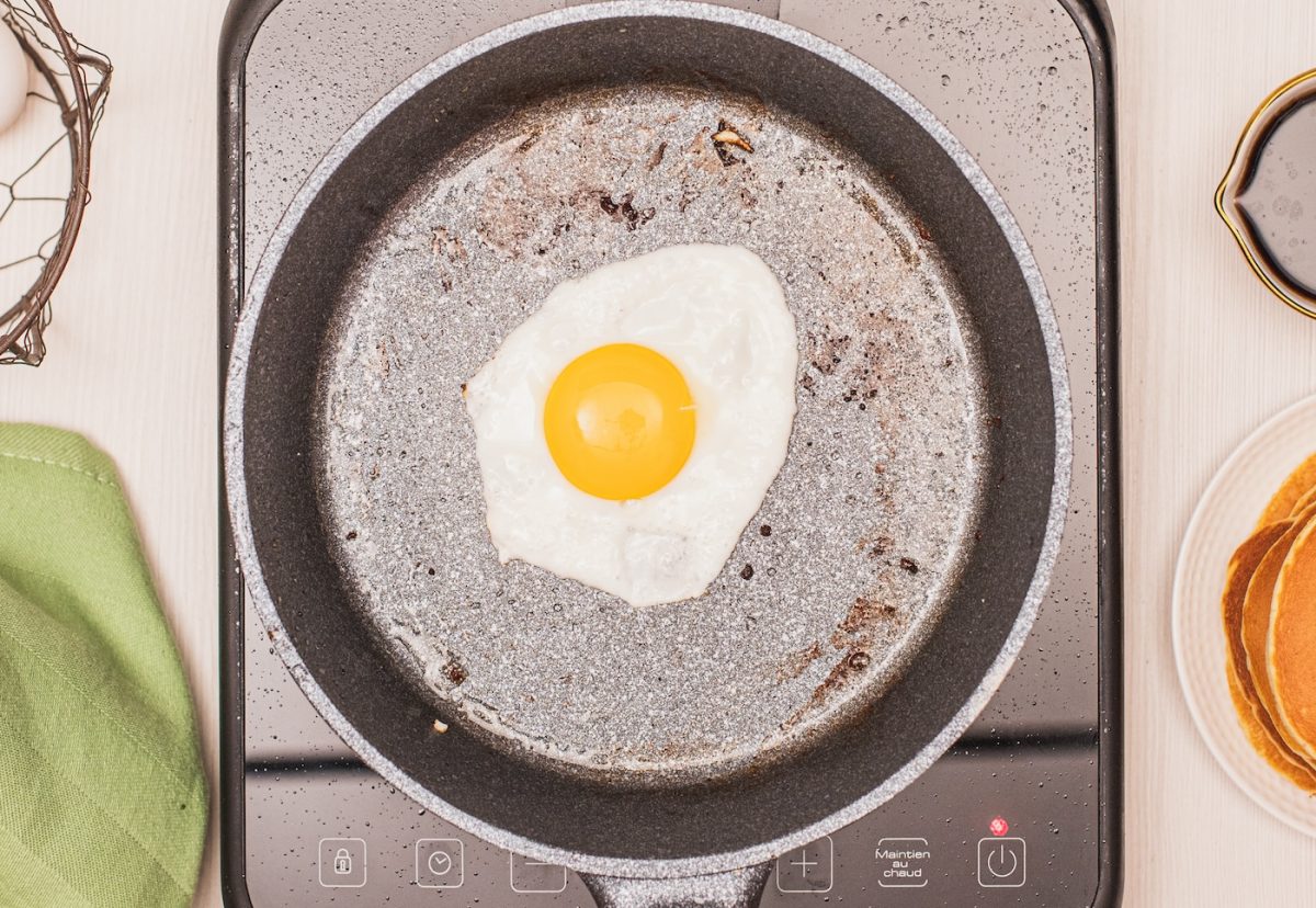 Desayuno americano con pancakes, bacon y huevos