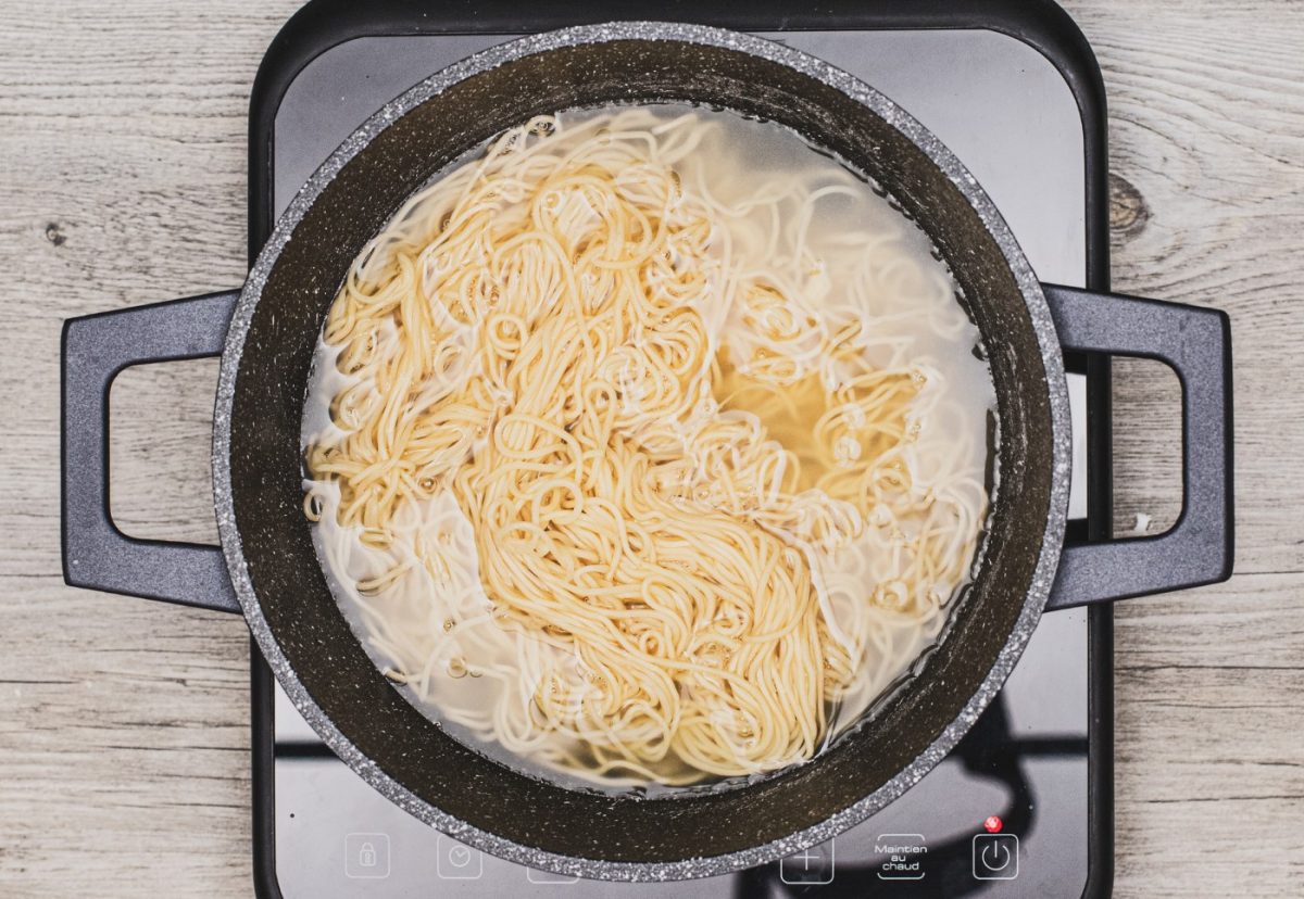 Fideos chinos o noodles con cerdo y verduras