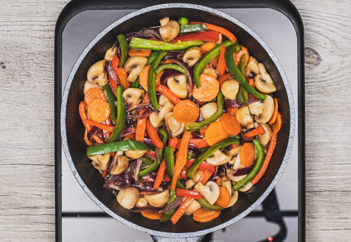 Fideos chinos o noodles con cerdo y verduras