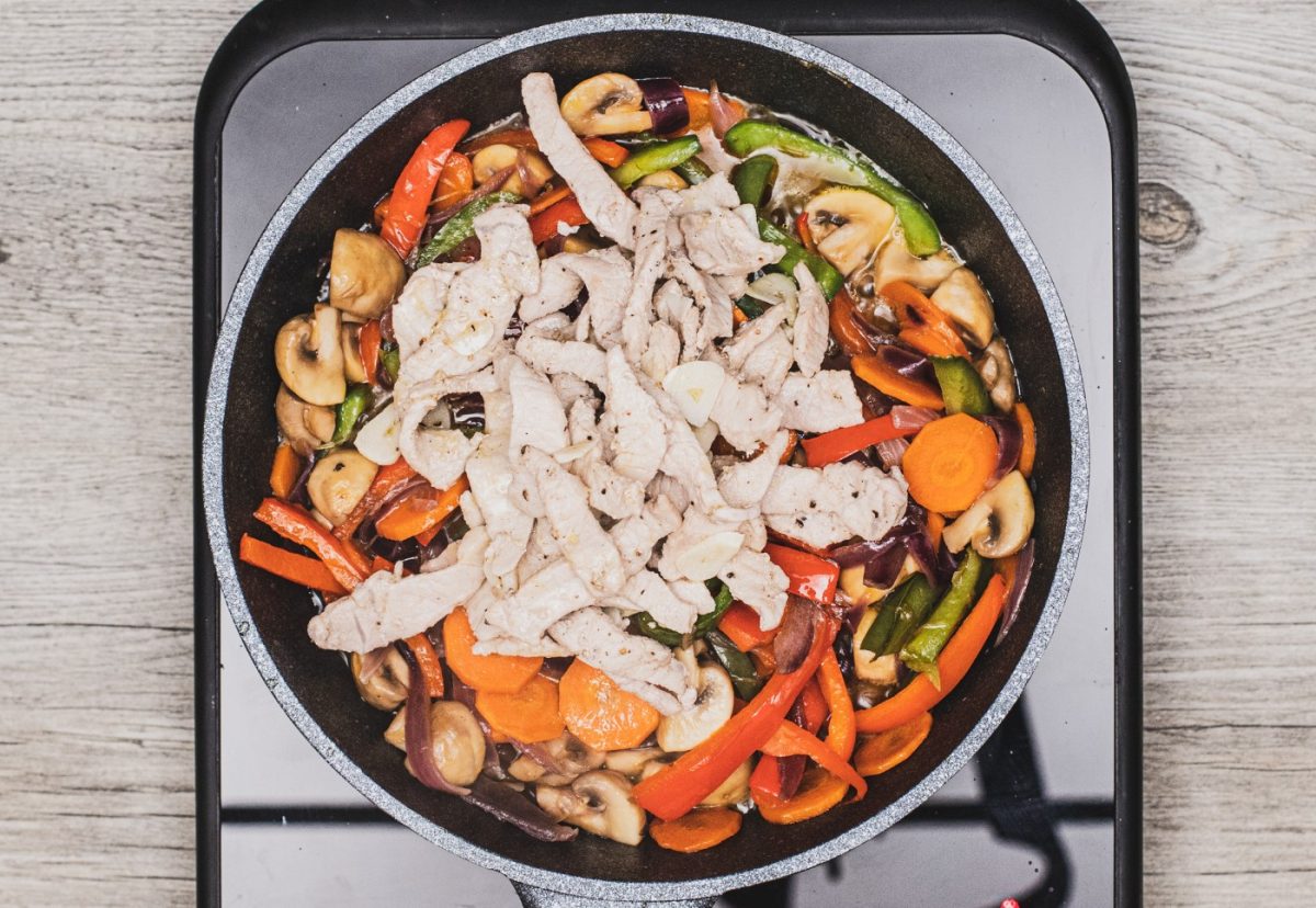 Fideos chinos o noodles con cerdo y verduras