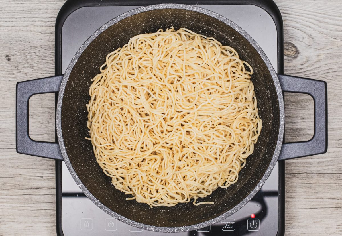 Fideos chinos o noodles con cerdo y verduras