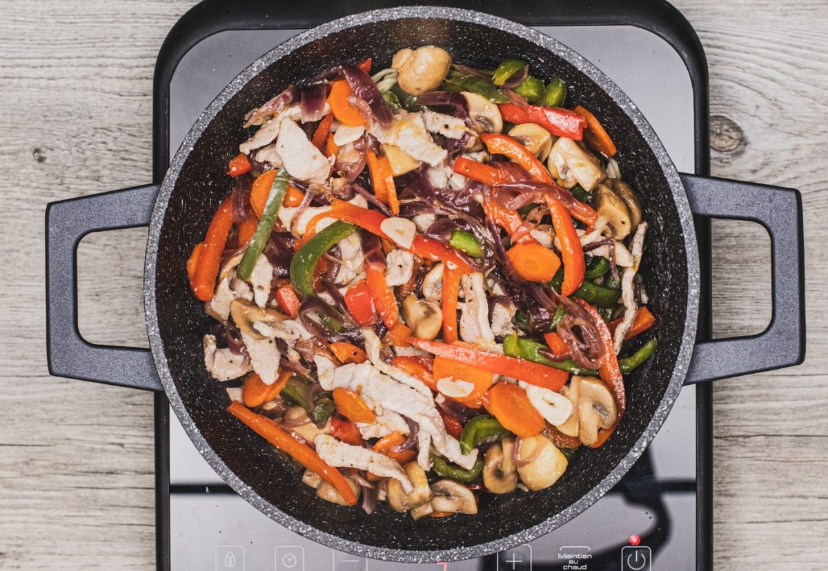 Fideos chinos o noodles con cerdo y verduras