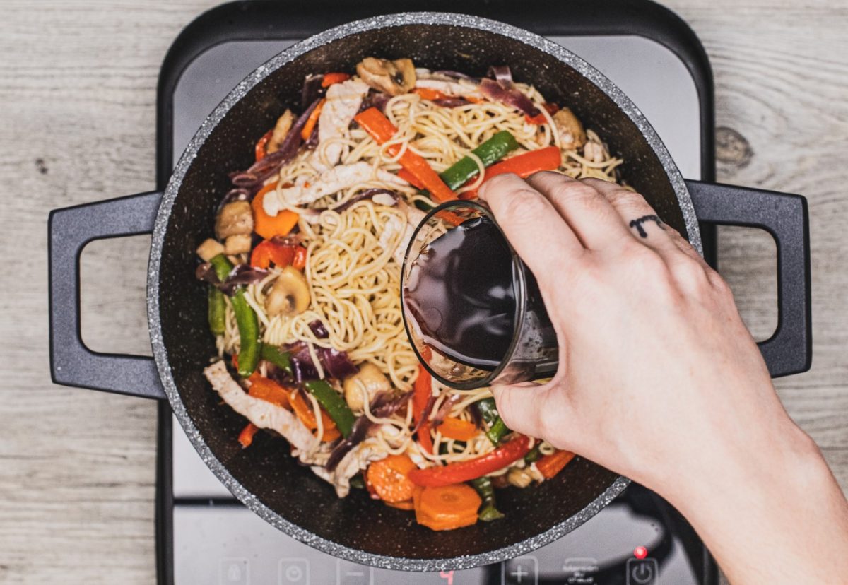 Fideos chinos o noodles con cerdo y verduras