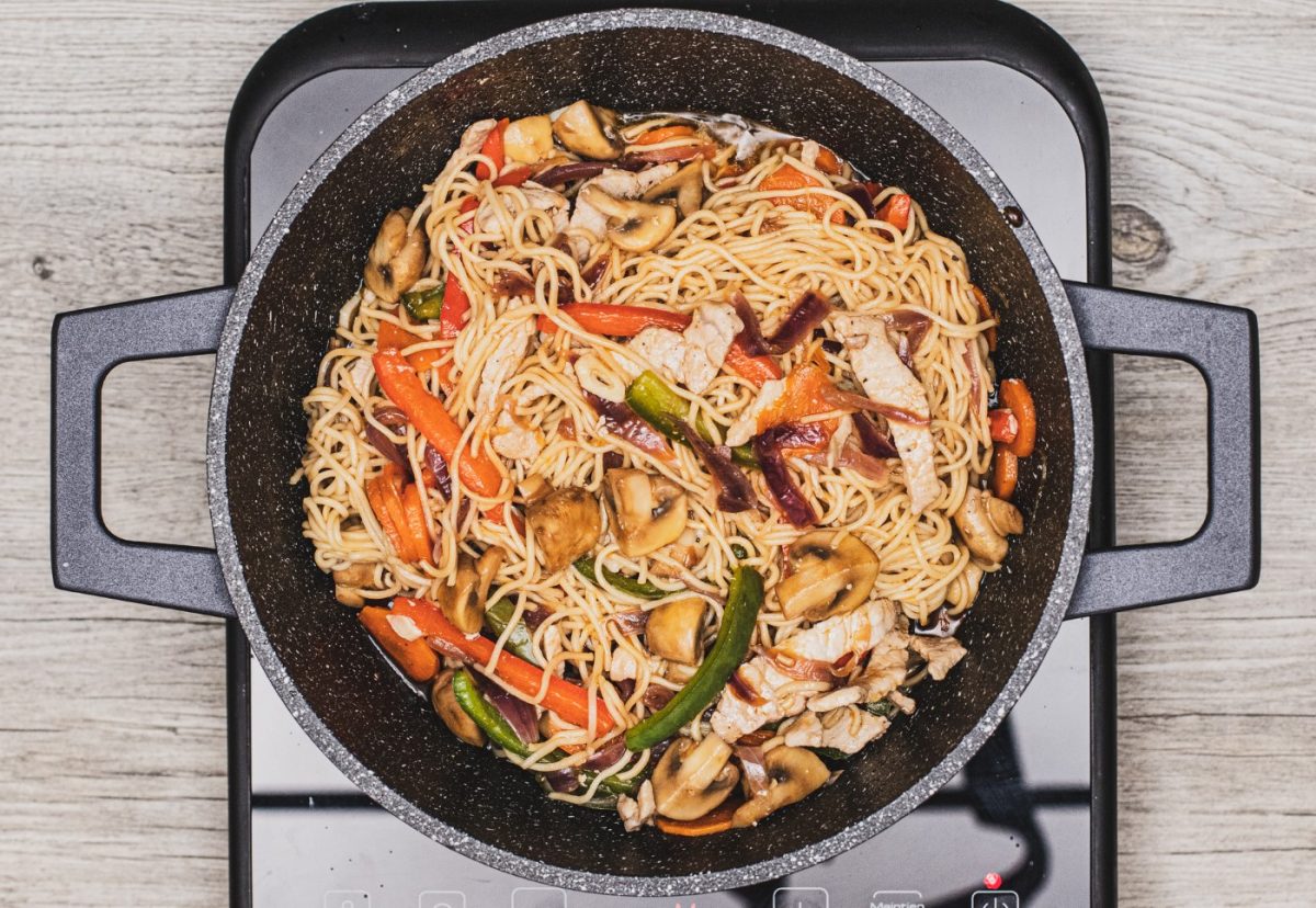 Fideos chinos o noodles con cerdo y verduras