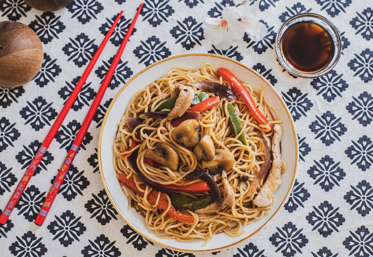 Fideos chinos o noodles con cerdo y verduras