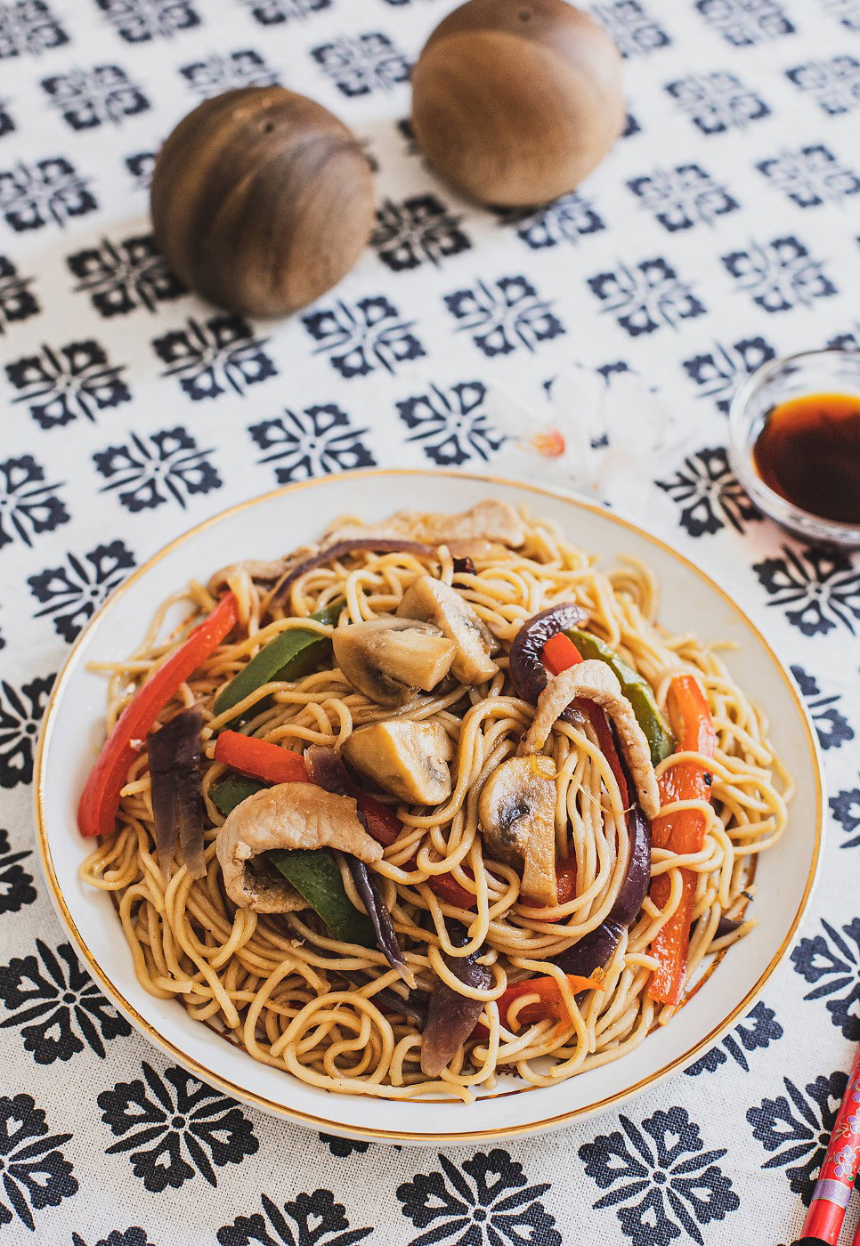 Fideos chinos o noodles con cerdo y verduras