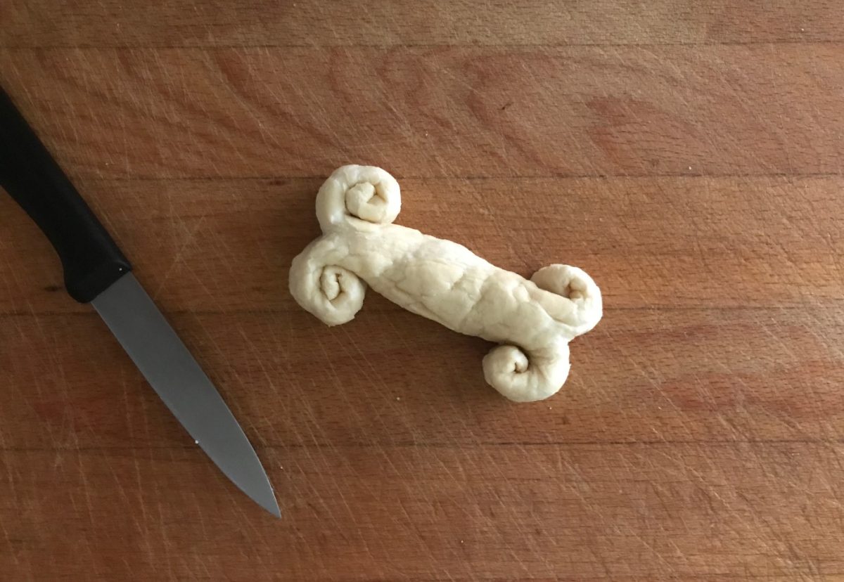 Huesos de pan para Halloween. Una masa hecha con leche y miel