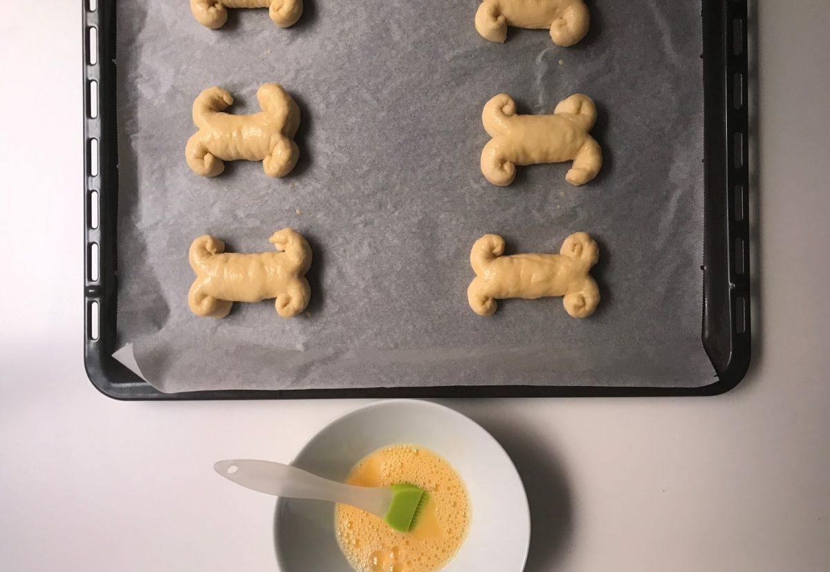 Huesos de pan para Halloween. Una masa hecha con leche y miel