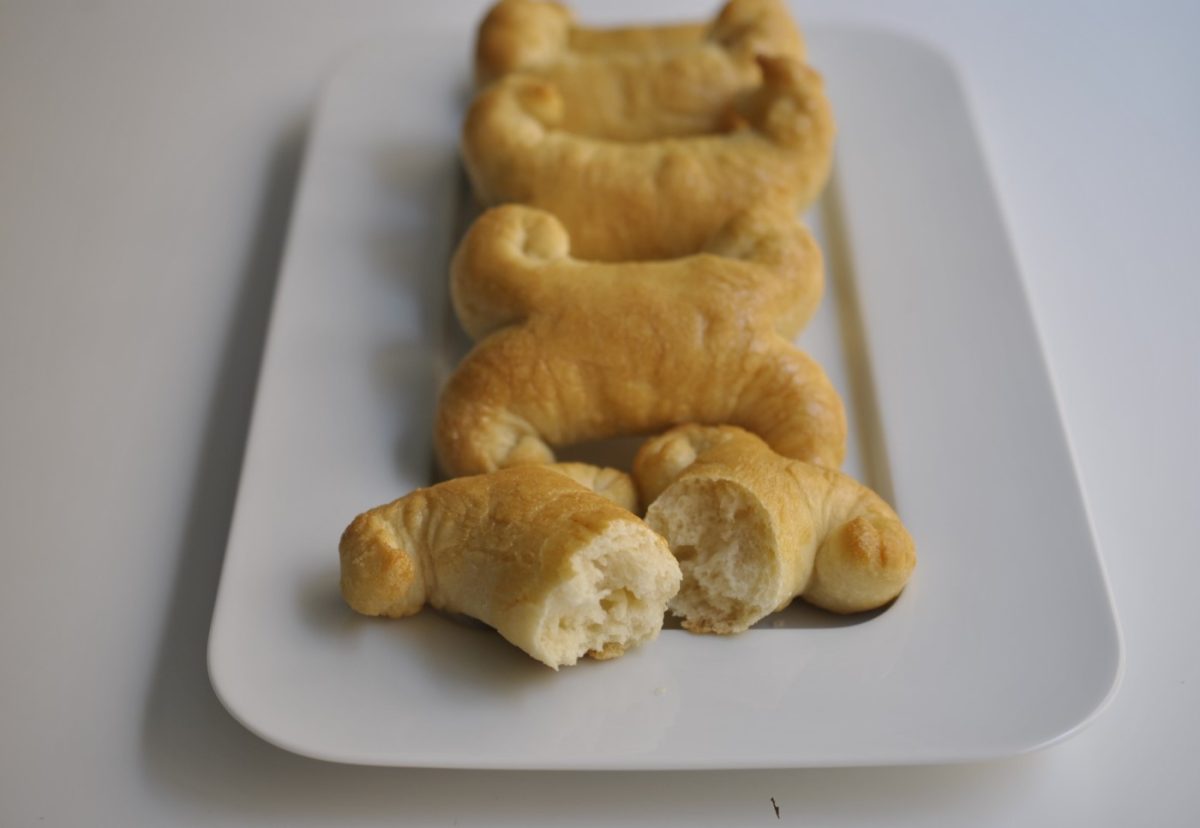 Huesos de pan para Halloween. Una masa hecha con leche y miel