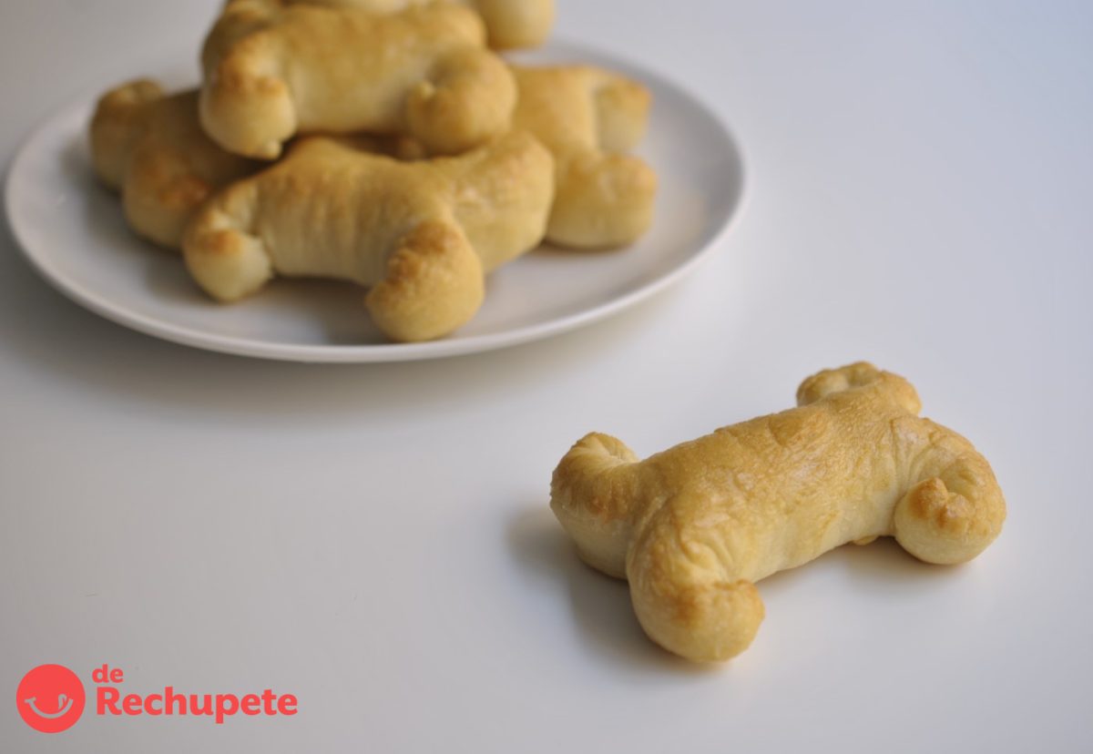 Huesos de pan para Halloween. Una masa hecha con leche y miel