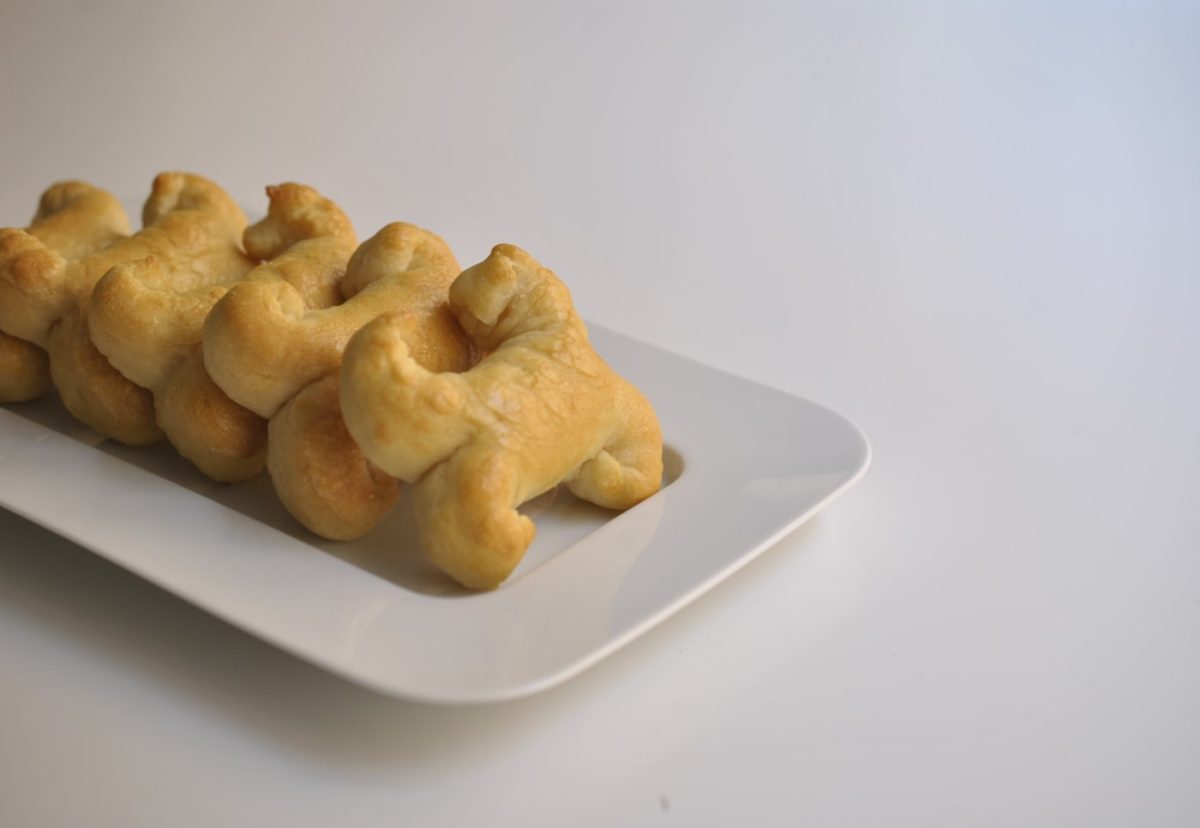 Huesos de pan para Halloween. Una masa hecha con leche y miel