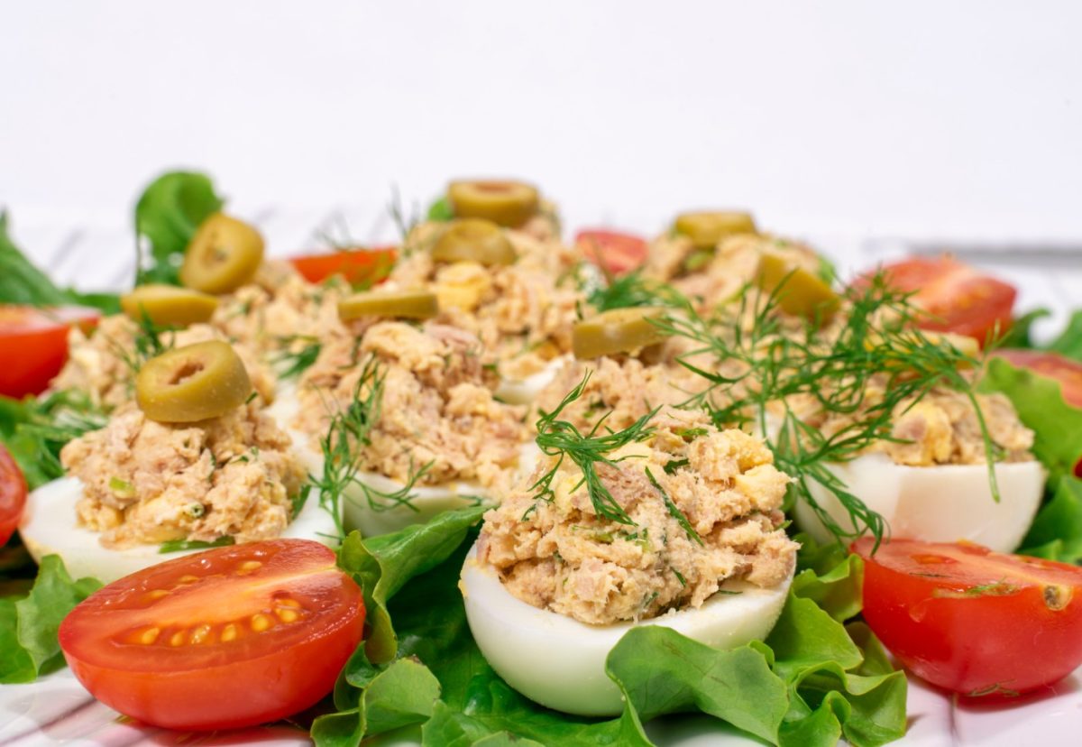 Recetas de huevos rellenos fáciles y originales para un picoteo