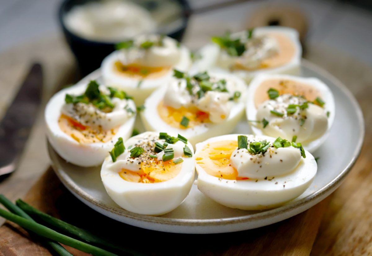 Recetas de huevos rellenos fáciles y originales para un picoteo