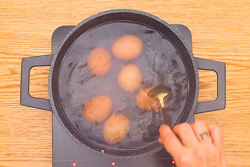 Huevos rellenos de gambas, gratinados y al horno