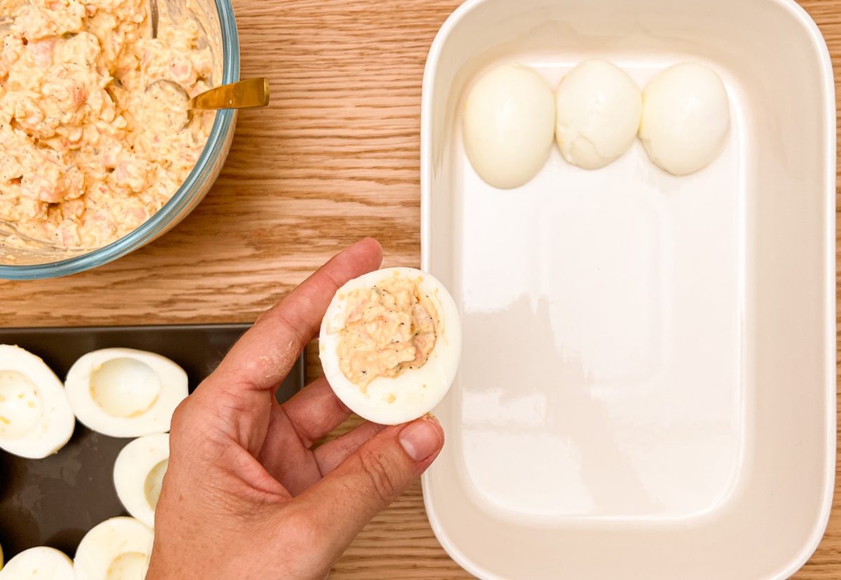 Huevos rellenos de gambas, gratinados y al horno