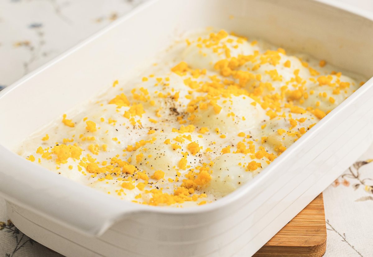 Huevos rellenos de gambas, gratinados y al horno