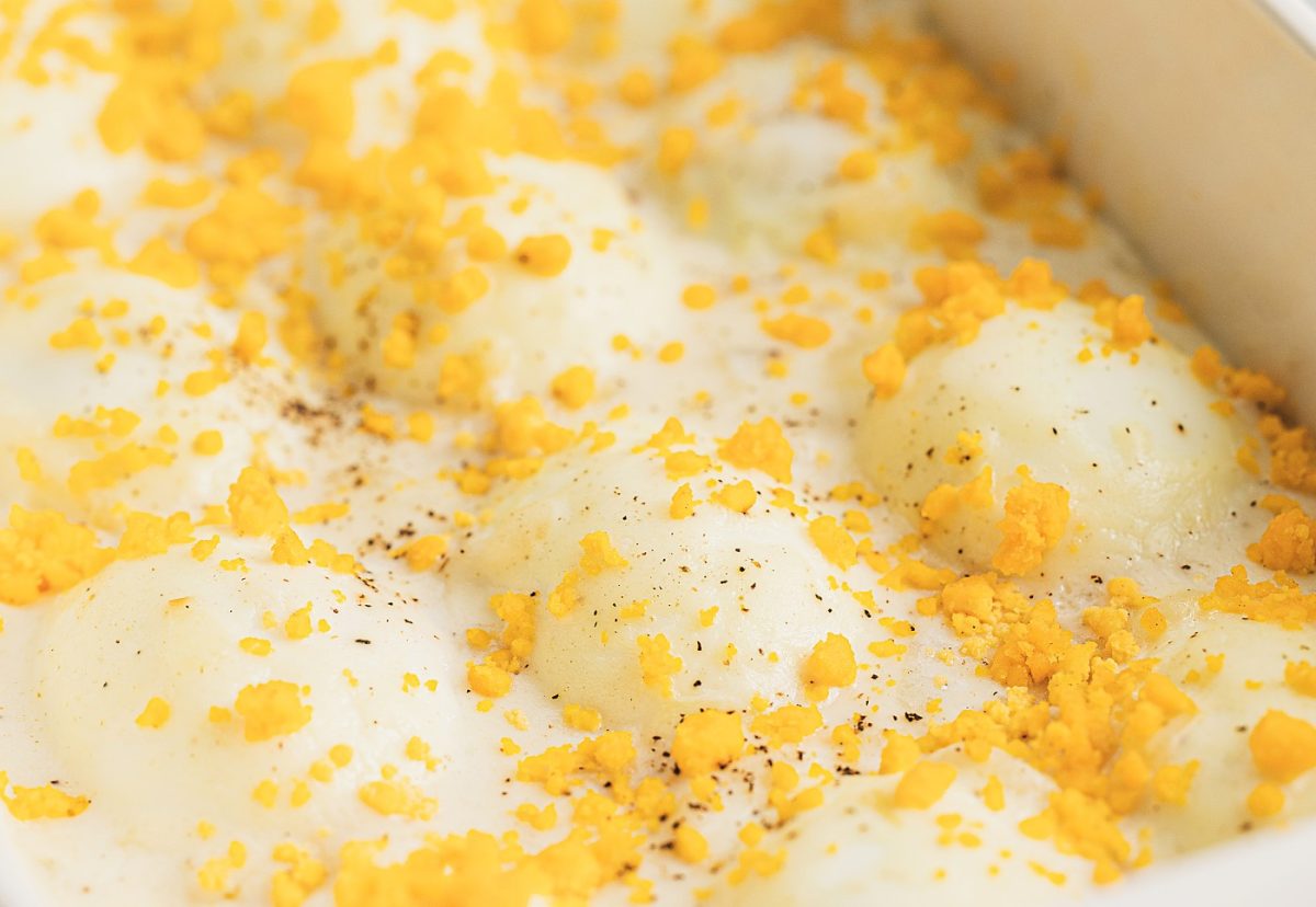 Huevos rellenos de gambas, gratinados y al horno