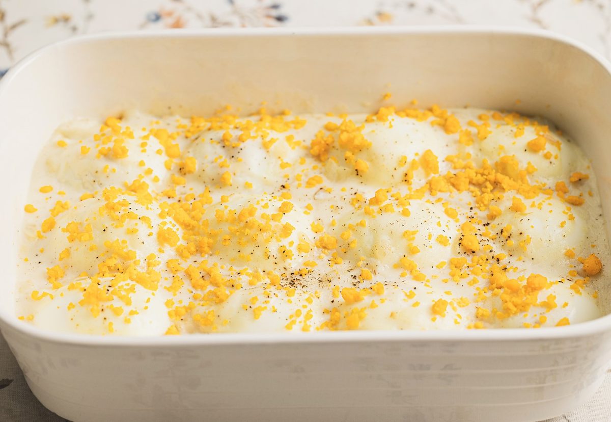 Huevos rellenos de gambas, gratinados y al horno