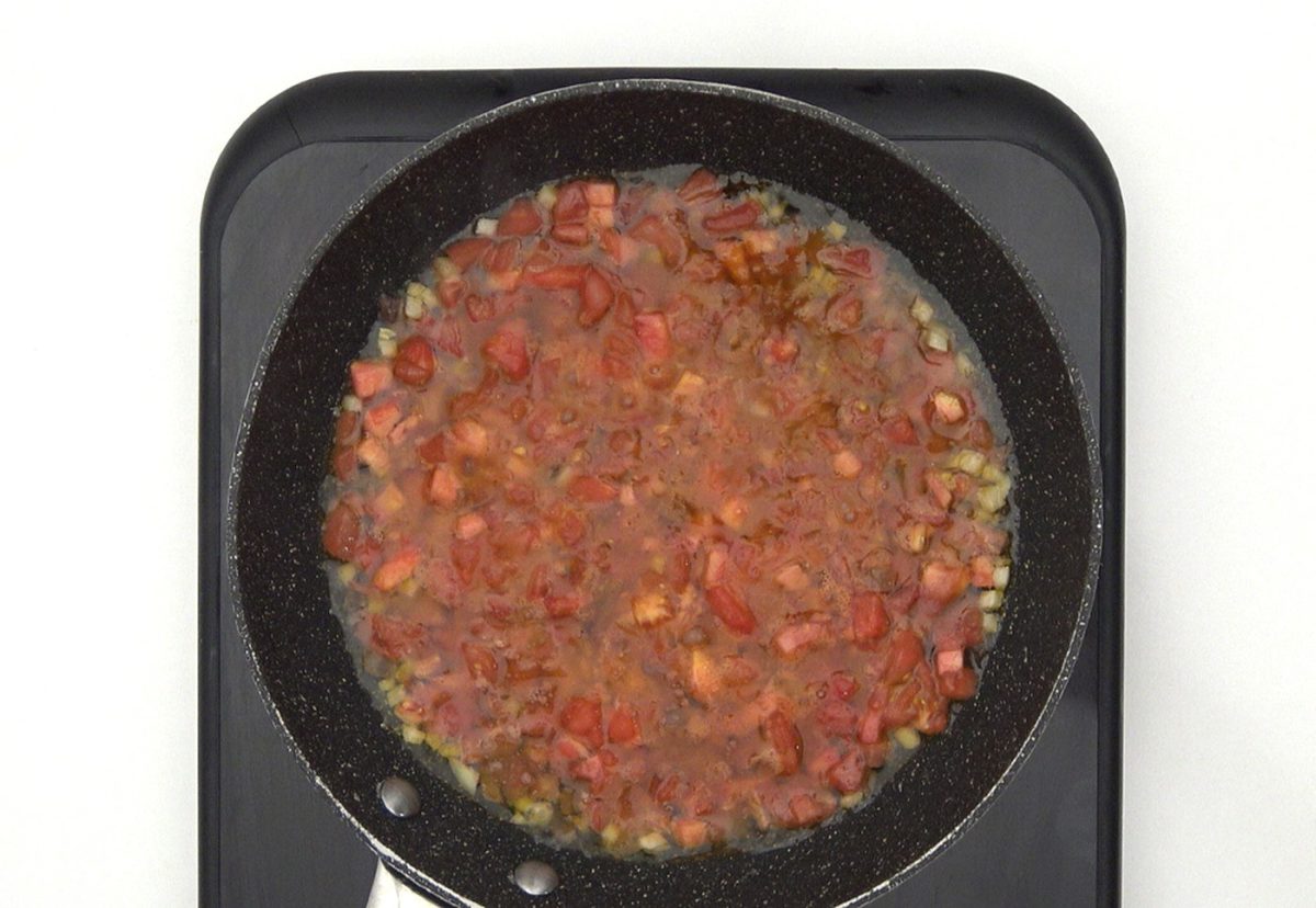 Mezzelune rellenos de ternera y merlot en salsa Puttanesca