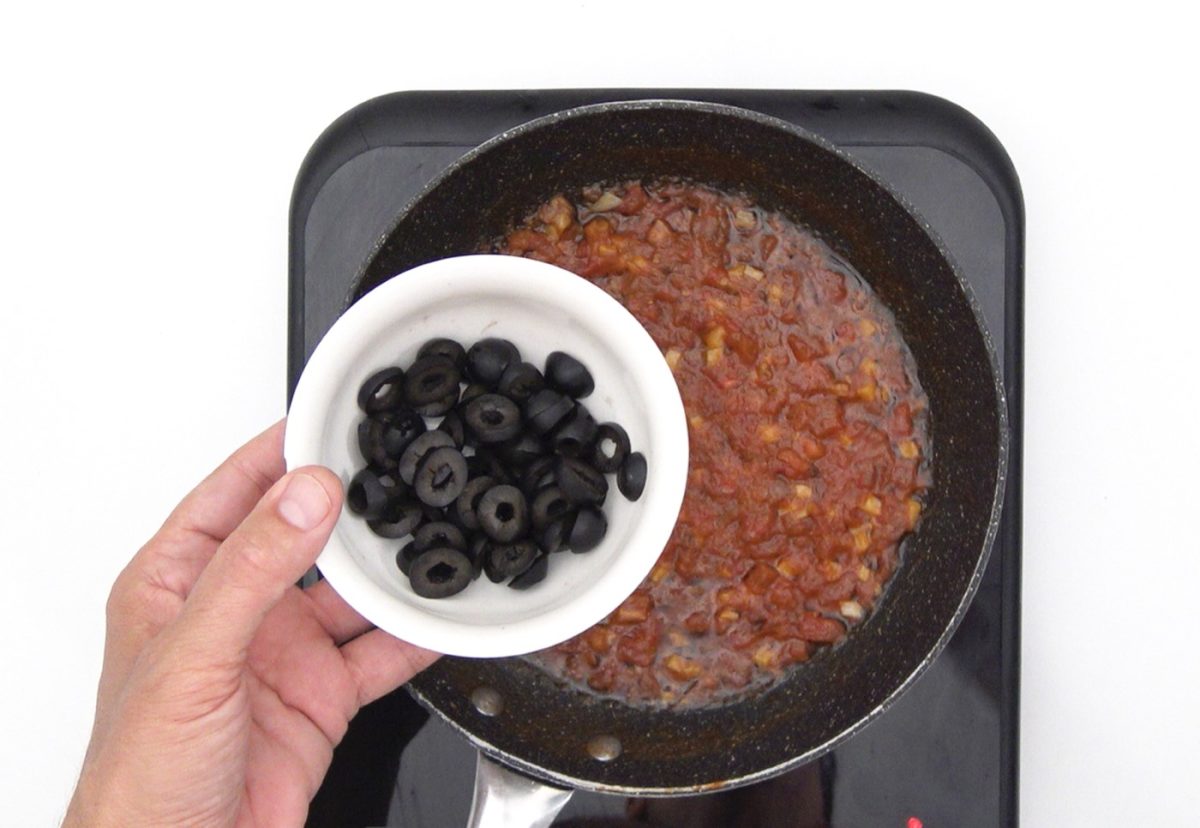 Mezzelune rellenos de ternera y merlot en salsa Puttanesca