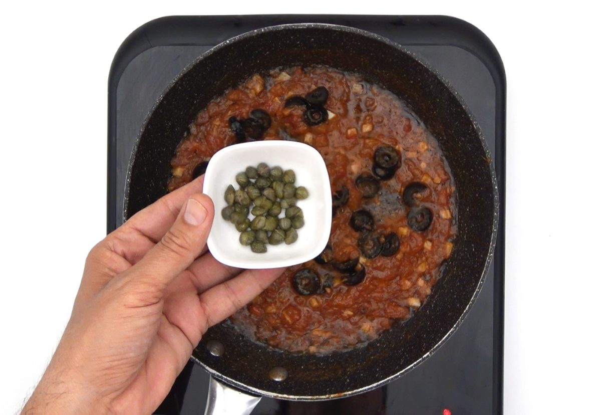 Mezzelune rellenos de ternera y merlot en salsa Puttanesca