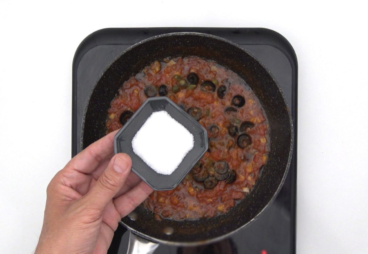 Mezzelune rellenos de ternera y merlot en salsa Puttanesca