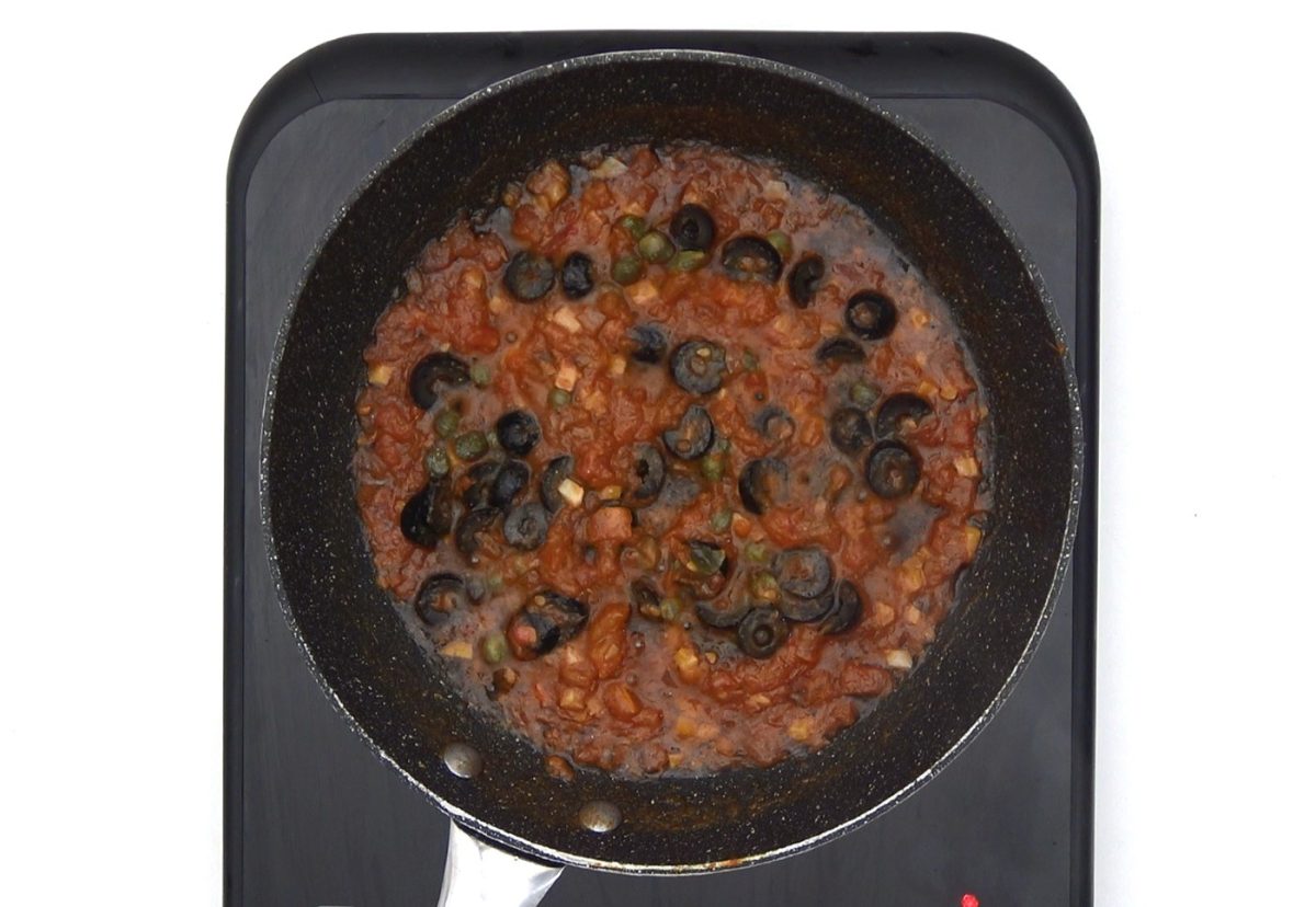 Mezzelune rellenos de ternera y merlot en salsa Puttanesca