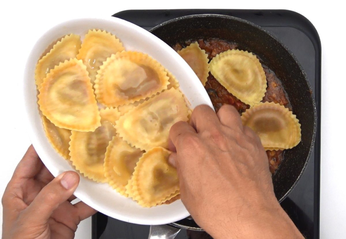 Mezzelune rellenos de ternera y merlot en salsa Puttanesca