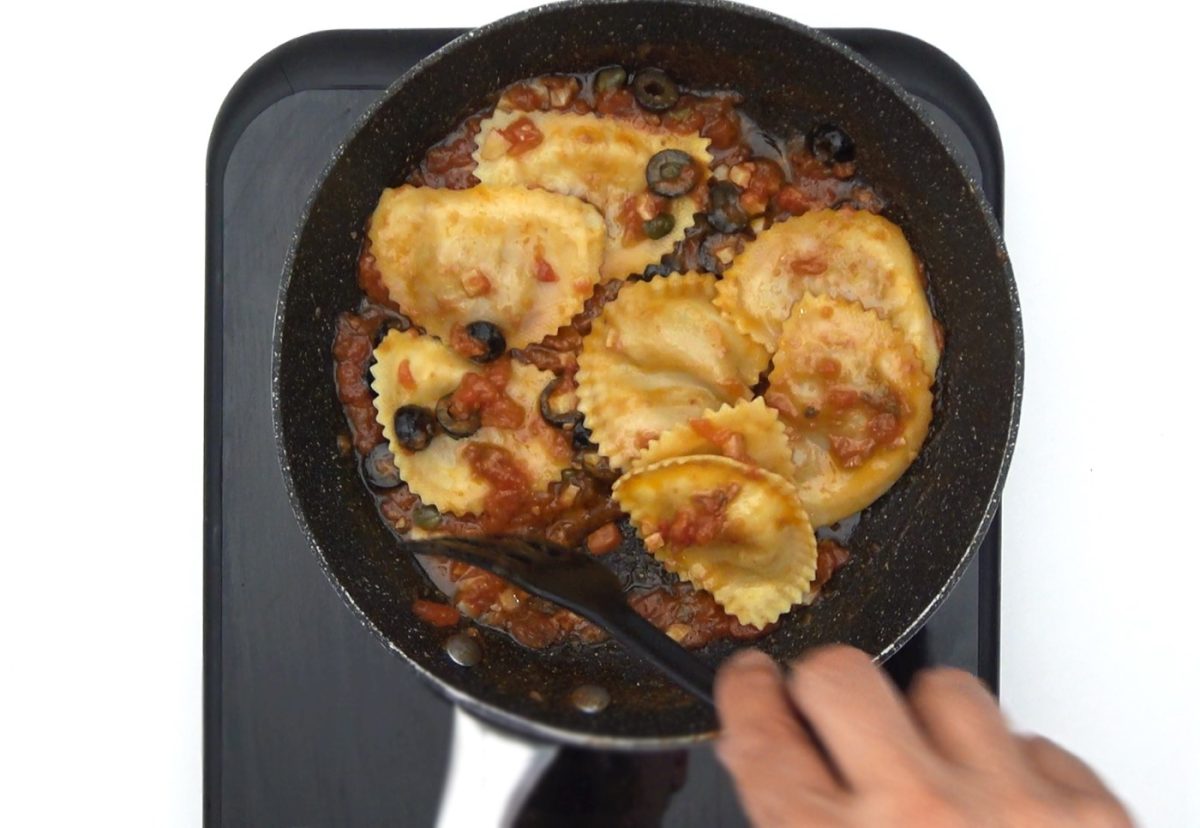 Mezzelune rellenos de ternera y merlot en salsa Puttanesca
