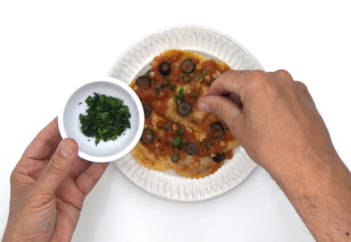 Mezzelune rellenos de ternera y merlot en salsa Puttanesca