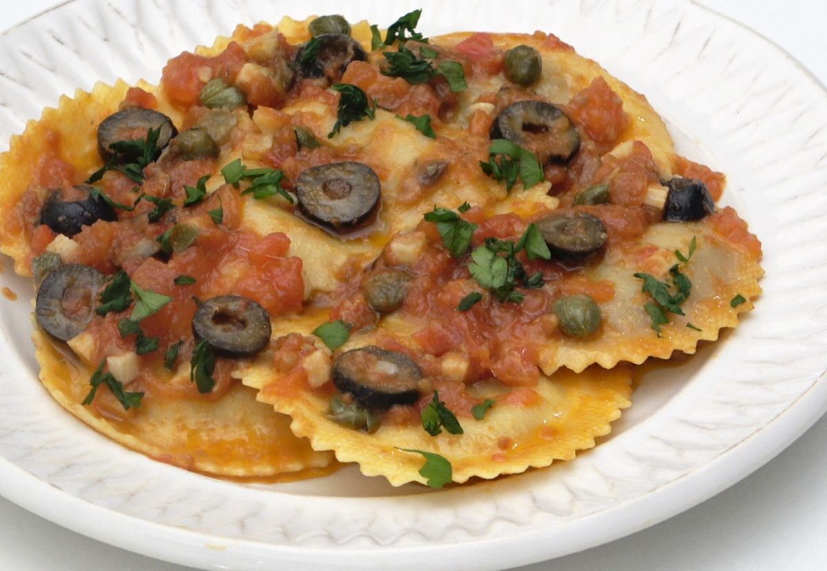 Mezzelune rellenos de ternera y merlot en salsa Puttanesca