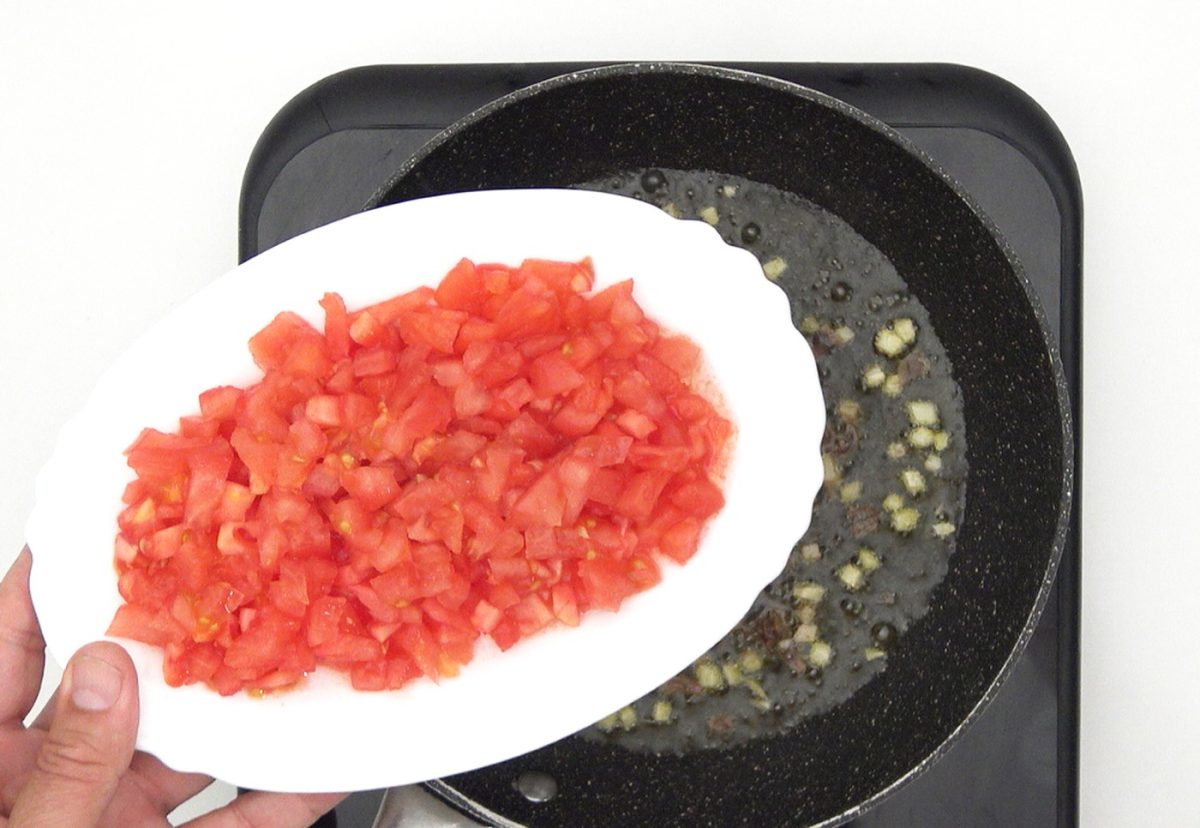 Mezzelune rellenos de ternera y merlot en salsa Puttanesca