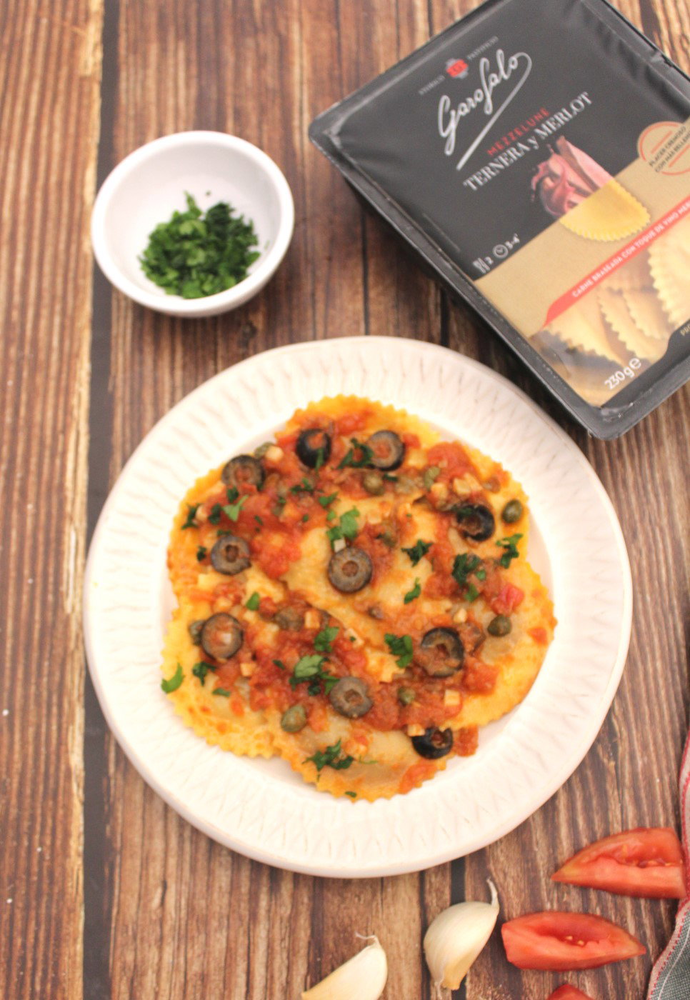 Mezzelune rellenos de ternera y merlot en salsa Puttanesca