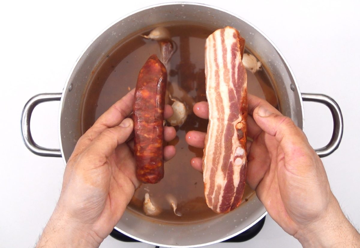 Olla podrida. Receta de guiso castellano con carne y legumbres