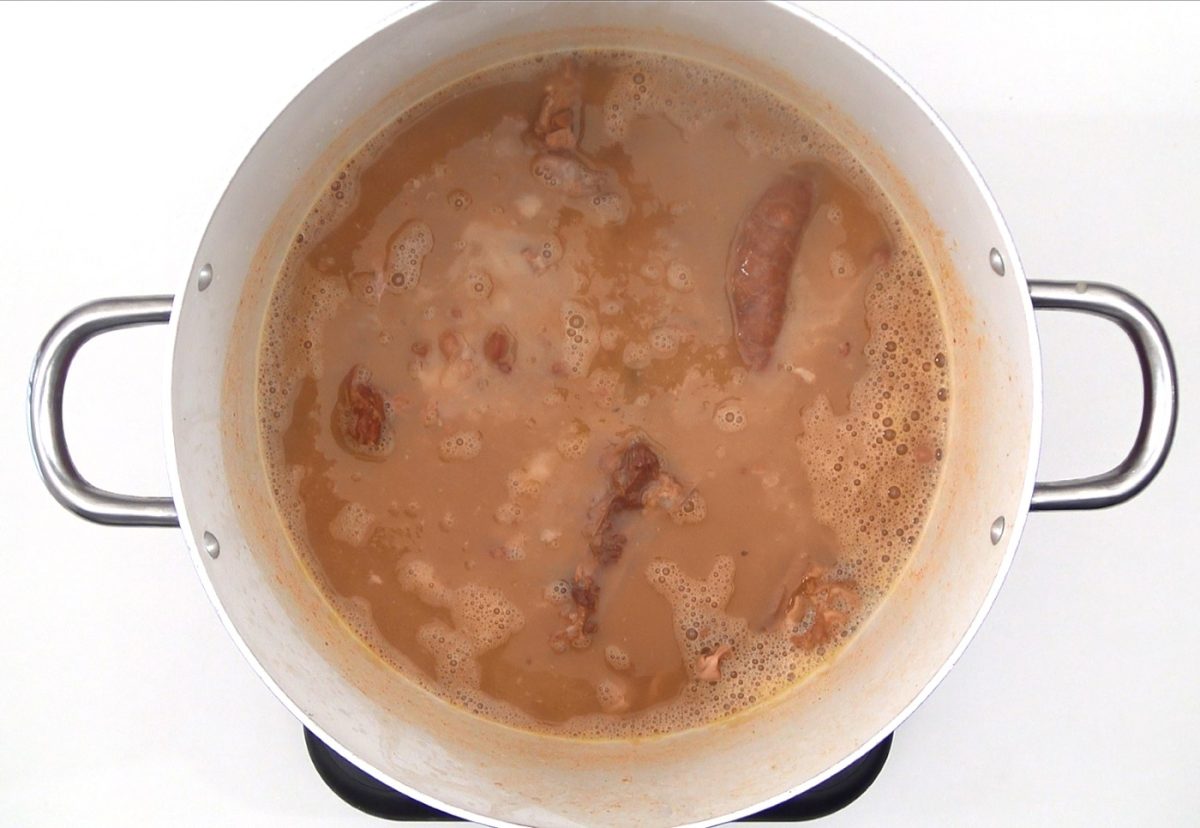 Olla podrida. Receta de guiso castellano con carne y legumbres