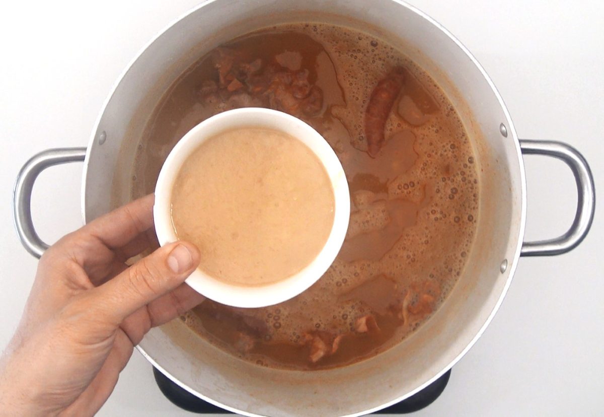Olla podrida. Receta de guiso castellano con carne y legumbres