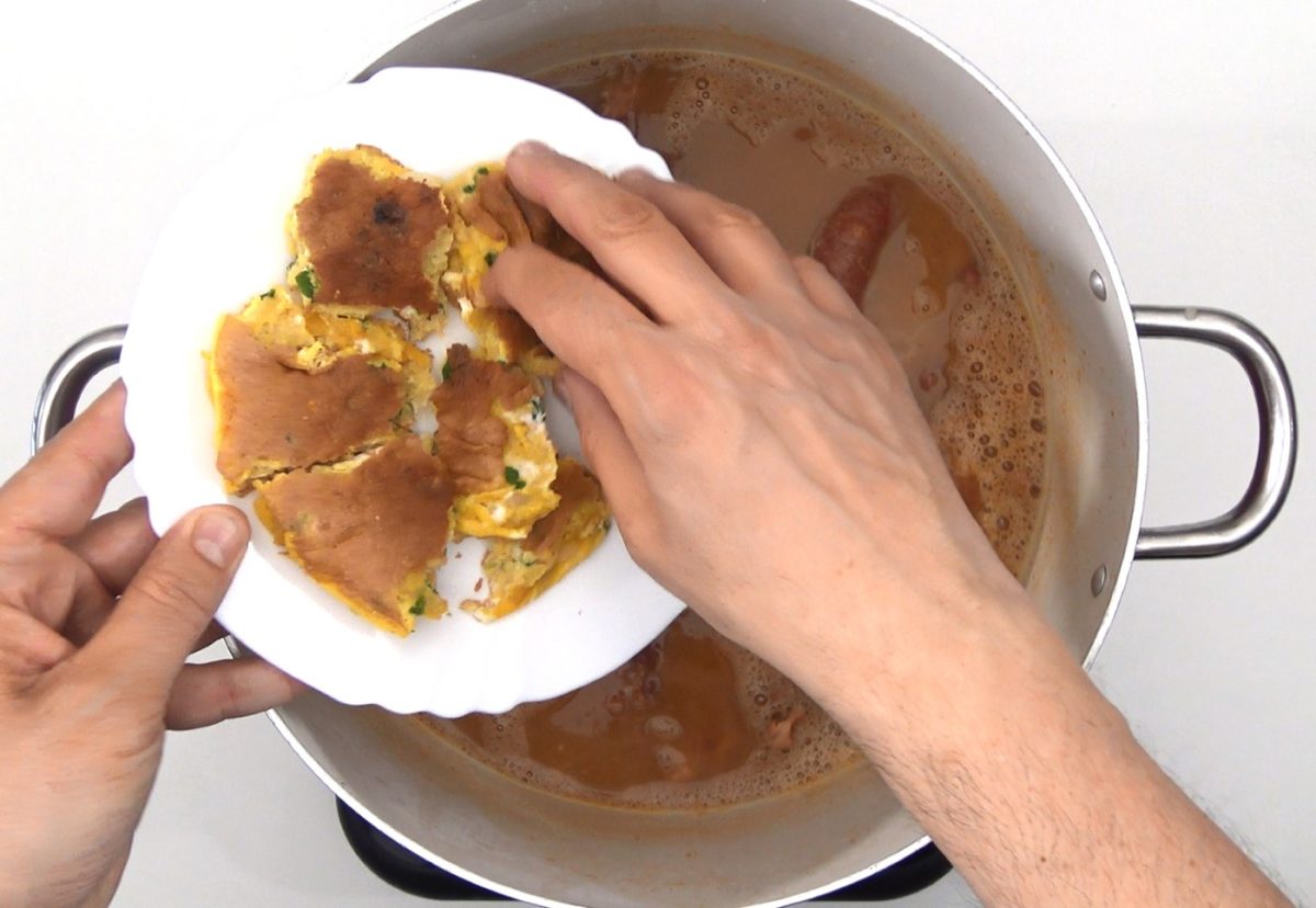 Olla podrida. Receta de guiso castellano con carne y legumbres