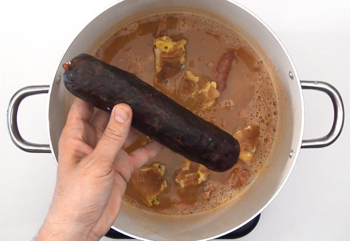 Olla podrida. Receta de guiso castellano con carne y legumbres