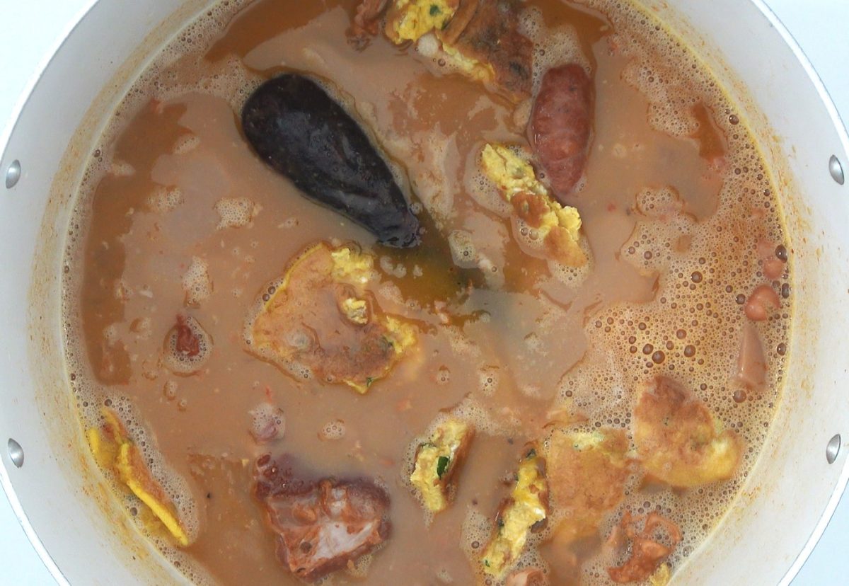 Olla podrida. Receta de guiso castellano con carne y legumbres