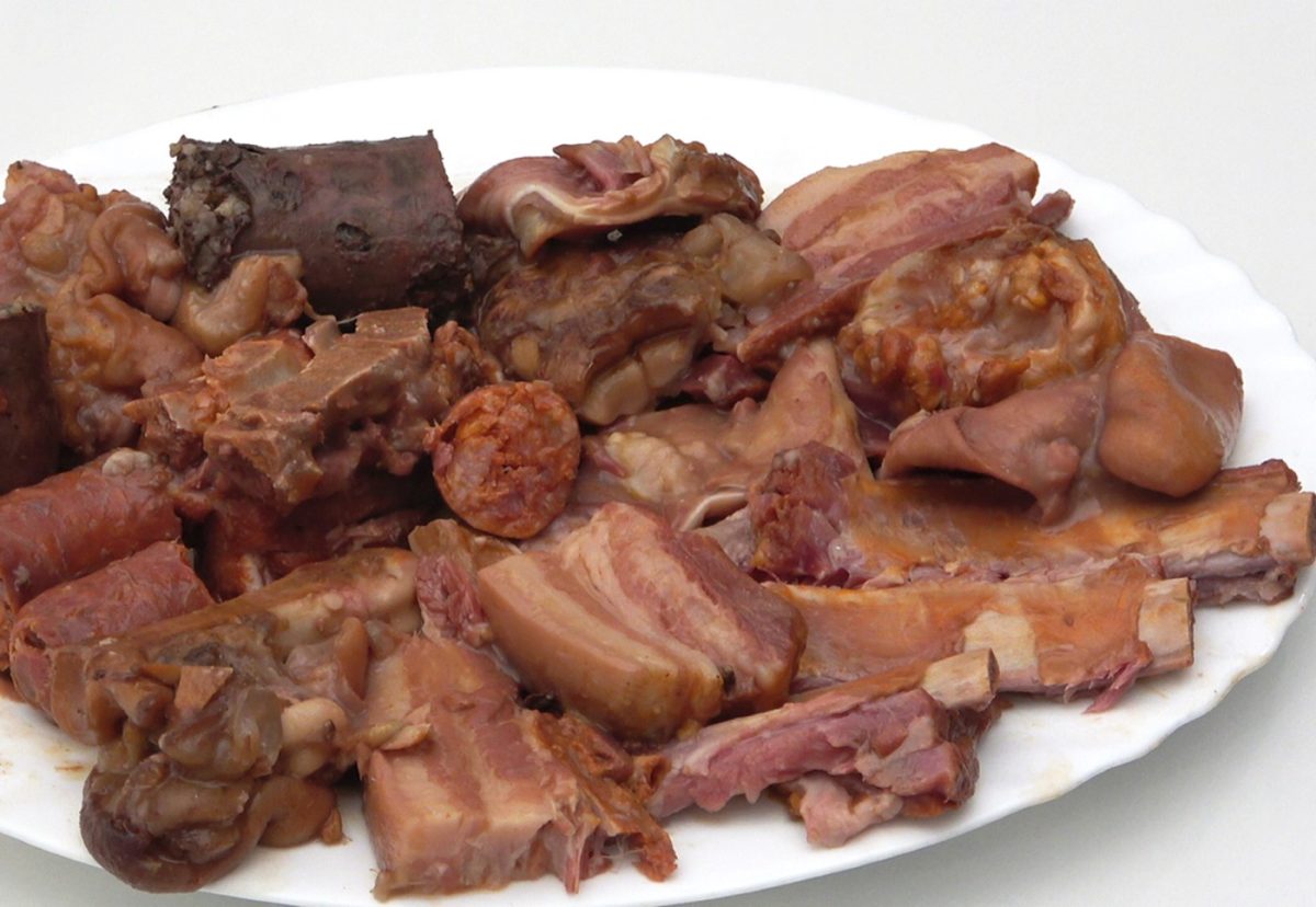 Olla podrida. Receta de guiso castellano con carne y legumbres
