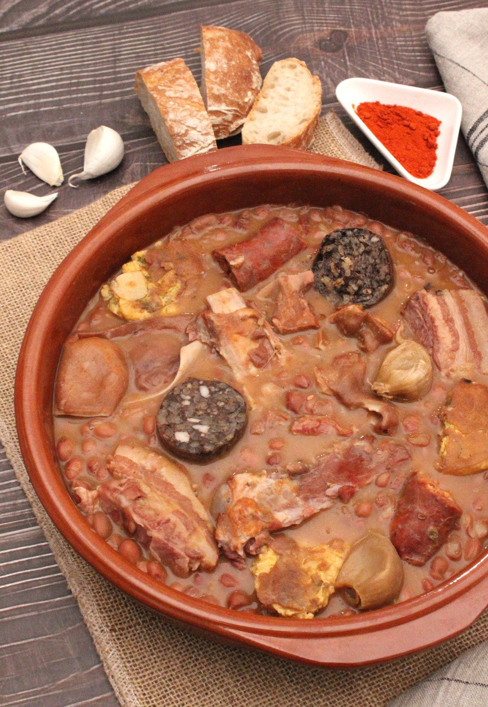 Olla podrida. Receta de guiso castellano con carne y legumbres