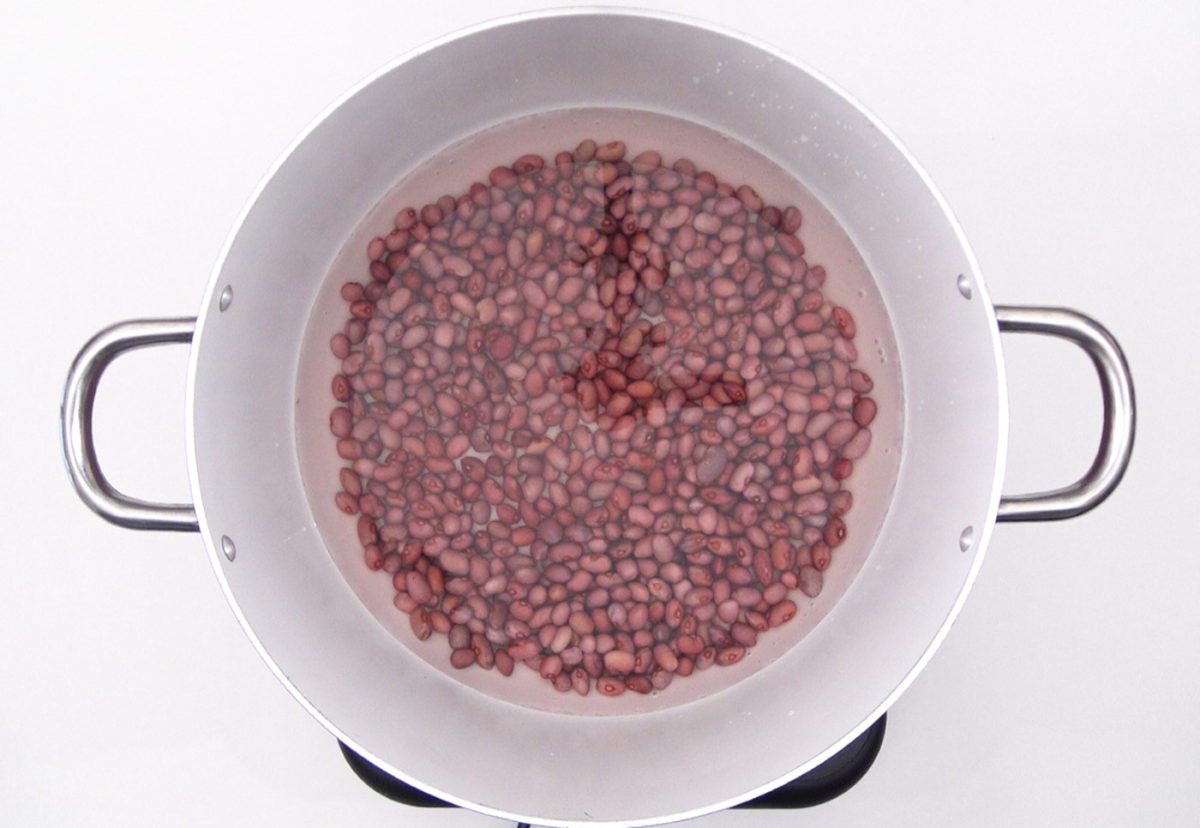 Olla podrida. Receta de guiso castellano con carne y legumbres