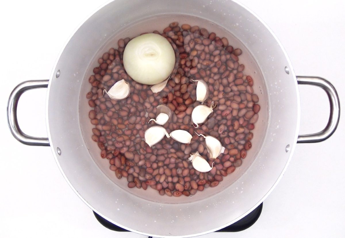 Olla podrida. Receta de guiso castellano con carne y legumbres