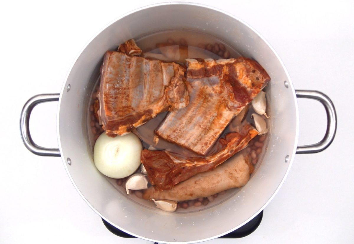 Olla podrida. Receta de guiso castellano con carne y legumbres