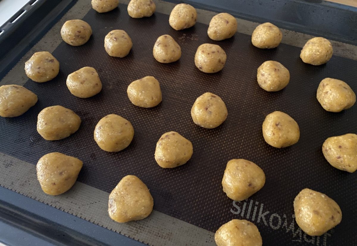 Panellets o castañas de almendra con chocolate
